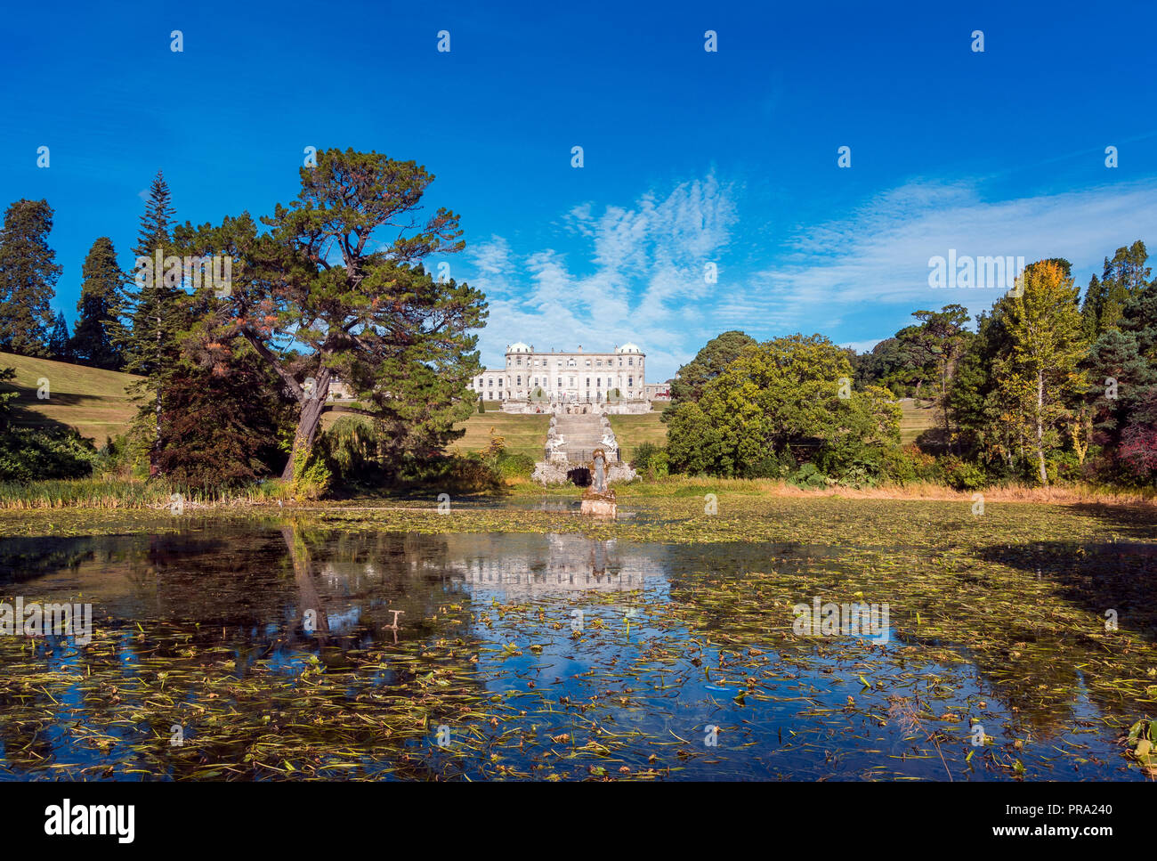 Enniskerry, Irlande, 24 septembre 2018. Powerscourt House at Powerscourt Garden. Vue panoramique. C'est l'une des principales attractions touristiques de l'IRELA Banque D'Images