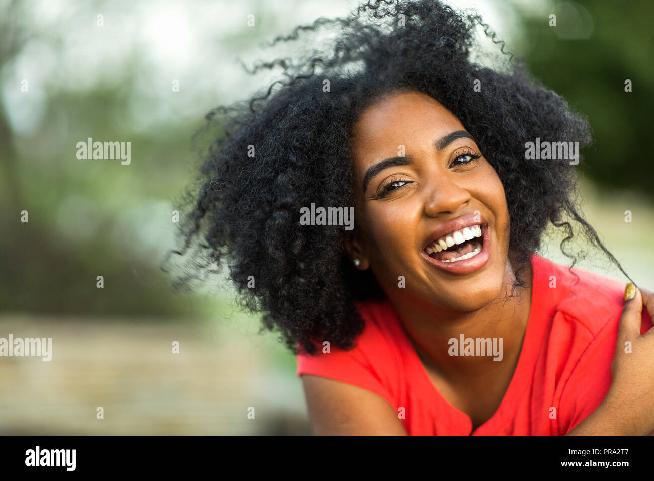 Heureux confiant African American Woman smiling extérieur. Banque D'Images