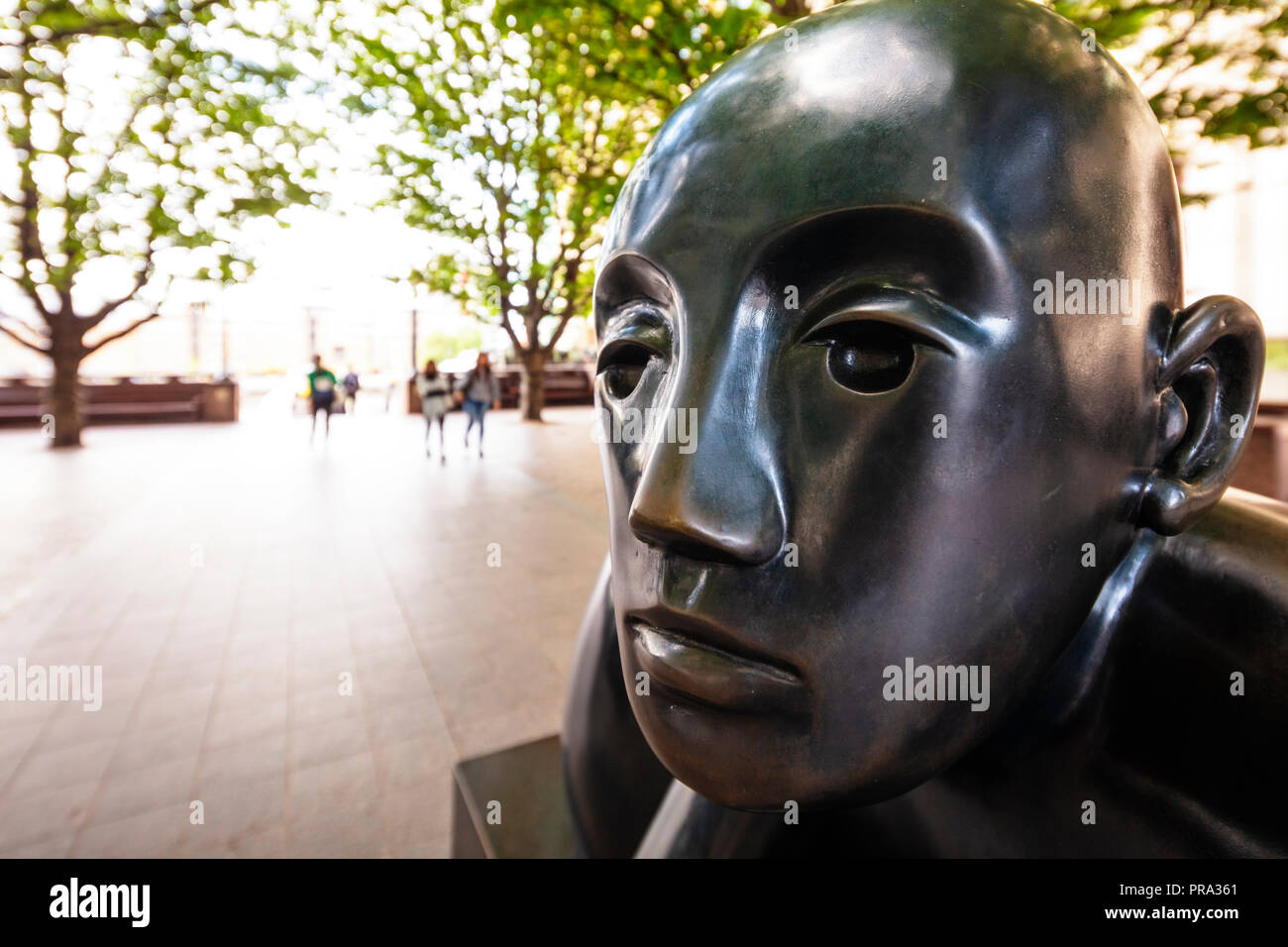 L'Europe, Royaume-Uni, Angleterre, Londres, Canary Wharf, deux hommes sur un banc (1995) statue par Giles Penny Banque D'Images