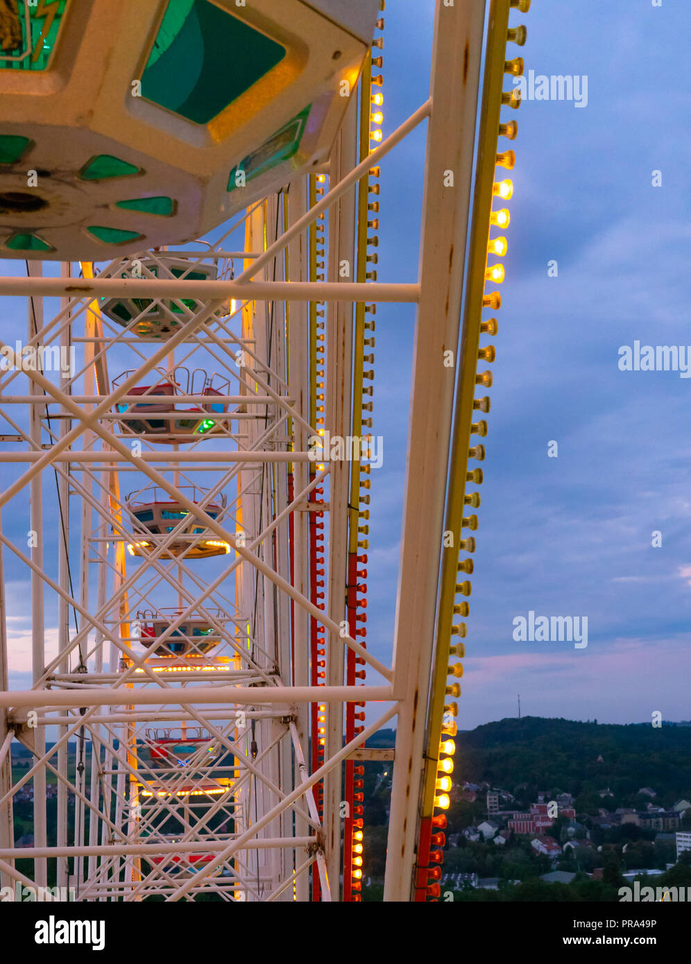 Carnaval de grande roue crépuscule sur la ville allemande Banque D'Images