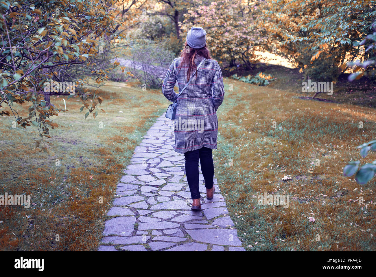 Femme au chapeau gris et enduire l'article à l'automne la nature. Banque D'Images