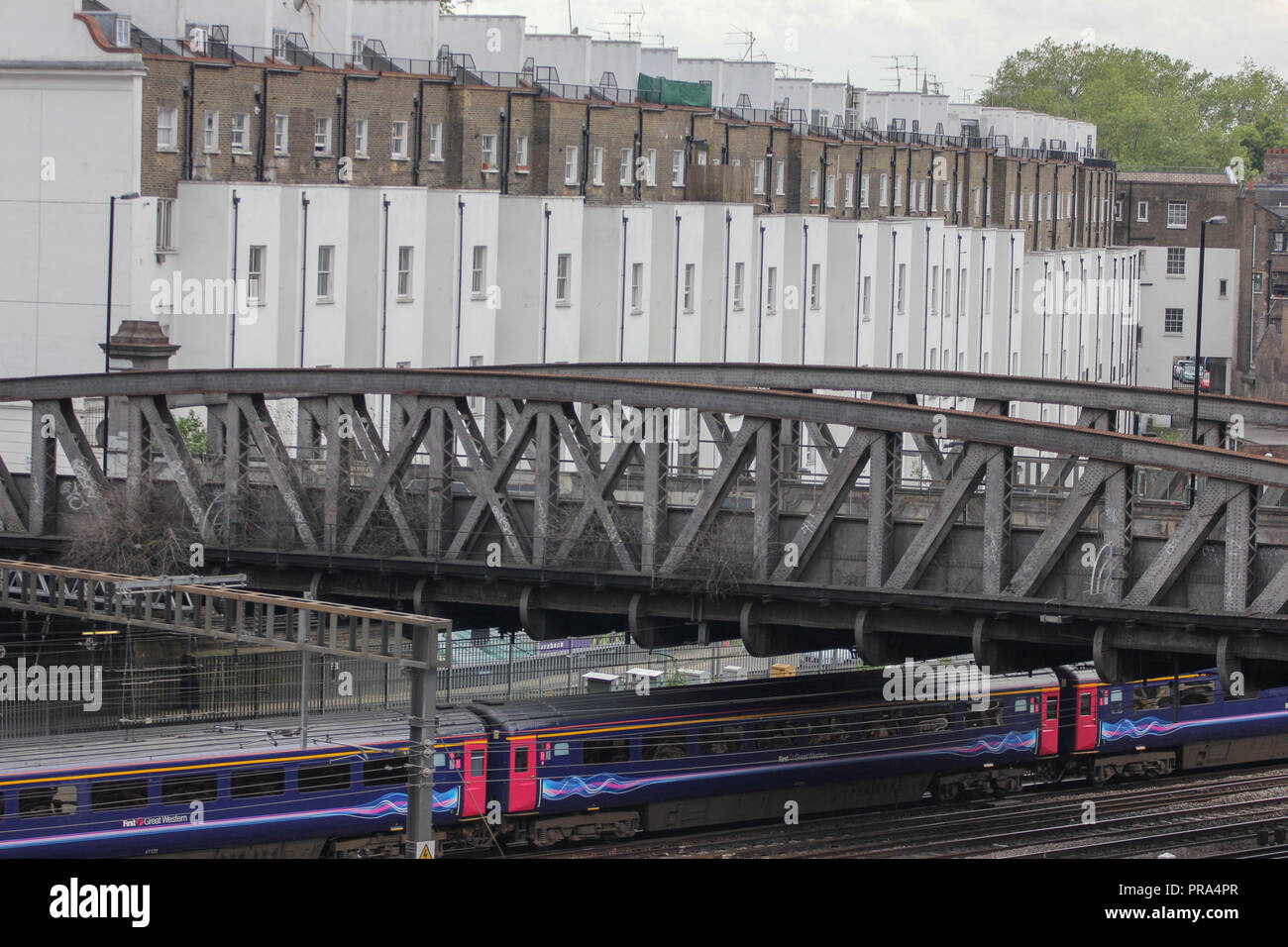 Une grande vitesse des trains de l'Ouest géorgien passé terrasses et d'un pont à poutres en acier sur le chemin de la gare de Paddington, Londres Banque D'Images