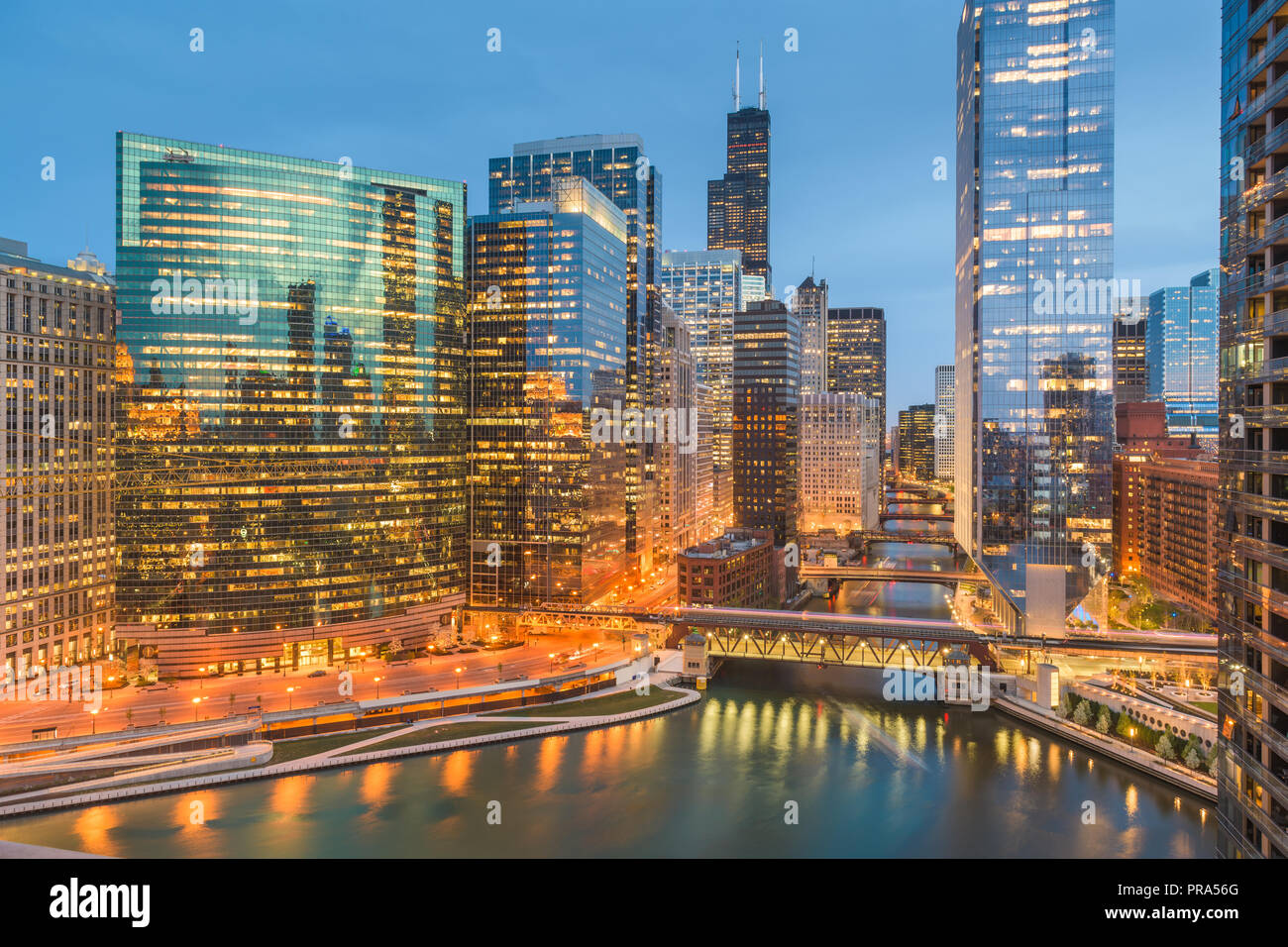 Chicago, Illinois USA Skyline sur la rivière du crépuscule. Banque D'Images