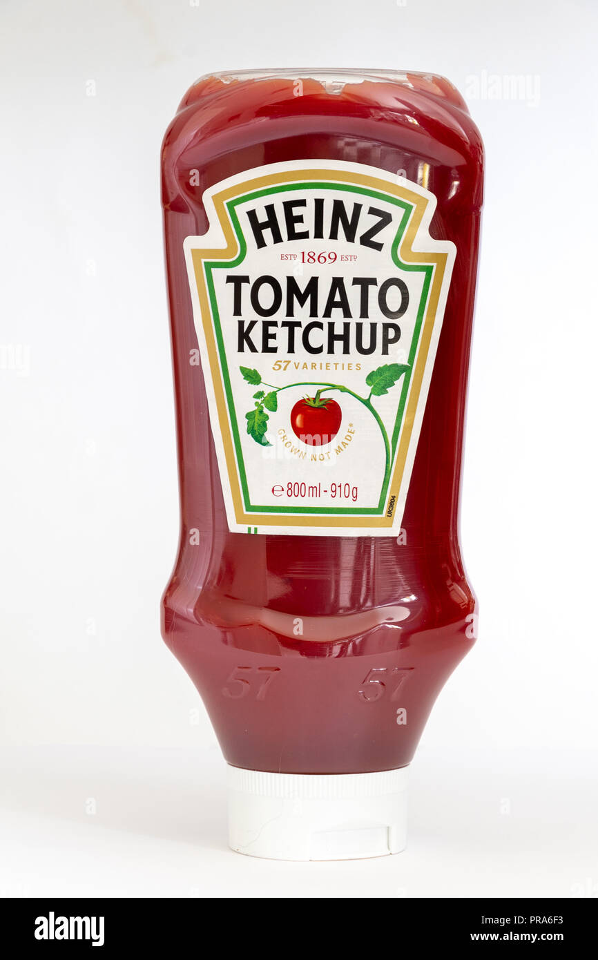 CHESTER, Royaume-Uni - 22 septembre 2018 : bouteille compressibles de Heinz Tomato ketchup sur fond blanc Banque D'Images