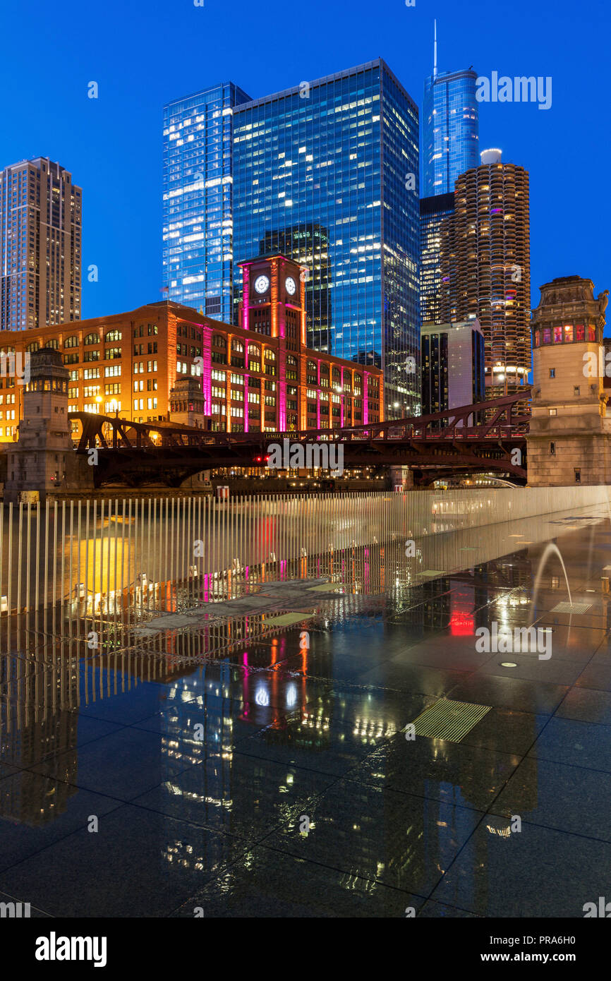 Architecture colorée de Chicago, le long de la rivière de Chicago la nuit. Chicago, Illinois, USA. Banque D'Images