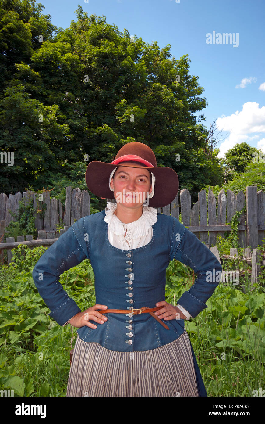Jeune femme en costume traditionnel (xviie siècle) à "Plymouth Plantation, Plymouth, comté de Plymouth, Massachusetts, USA Banque D'Images