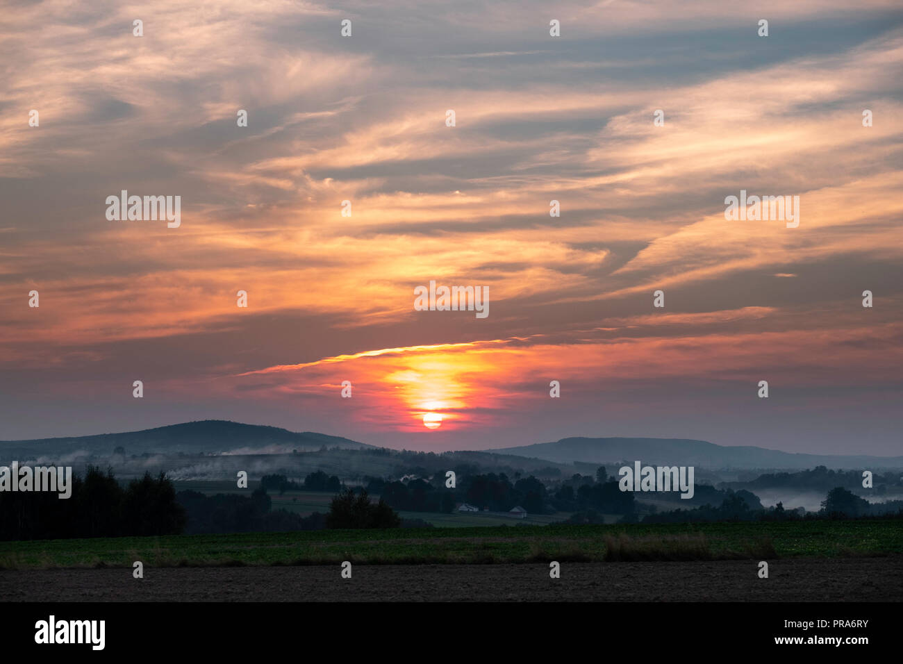 Coucher de soleil sur le paysage rural, région de Sainte-Croix, Pologne Banque D'Images