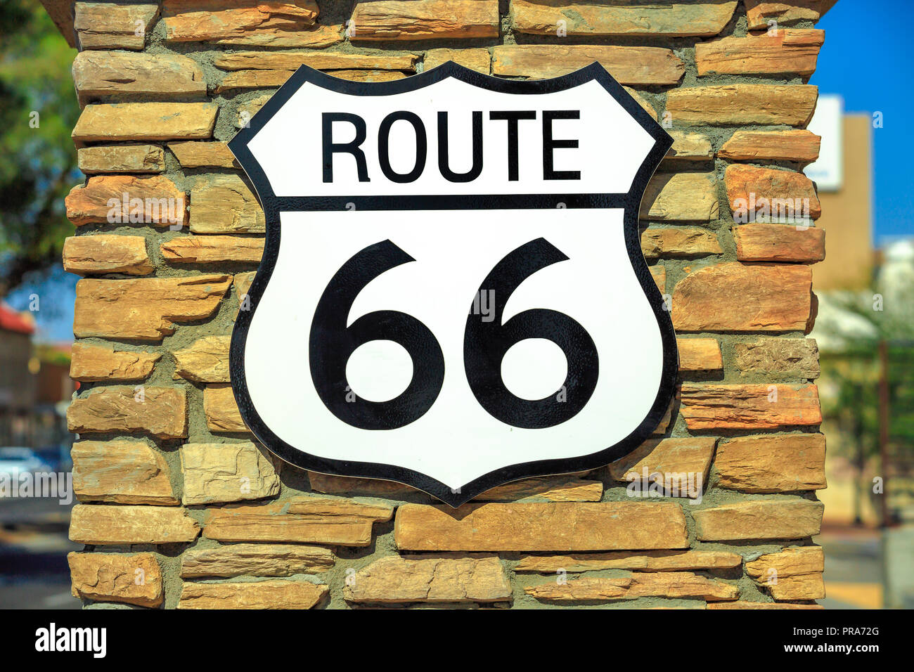 L'historique Route 66 signe de route sur un mur de brique à Barstow, Californie, célèbre carrefour entre Los Angeles et Las Vegas. Banque D'Images