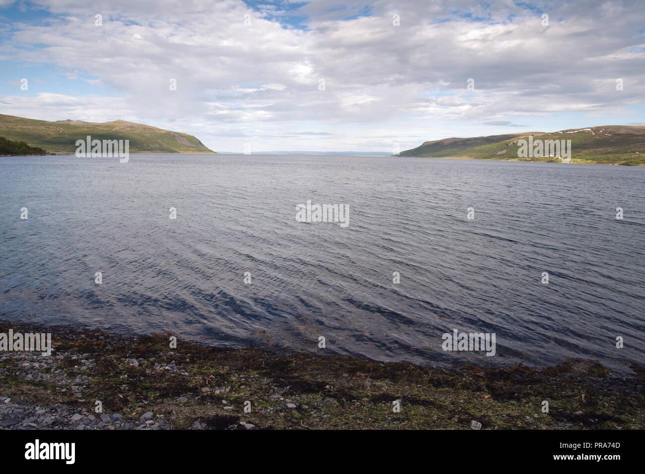 Vue sur la côte de Olderfjord, la Norvège. Banque D'Images
