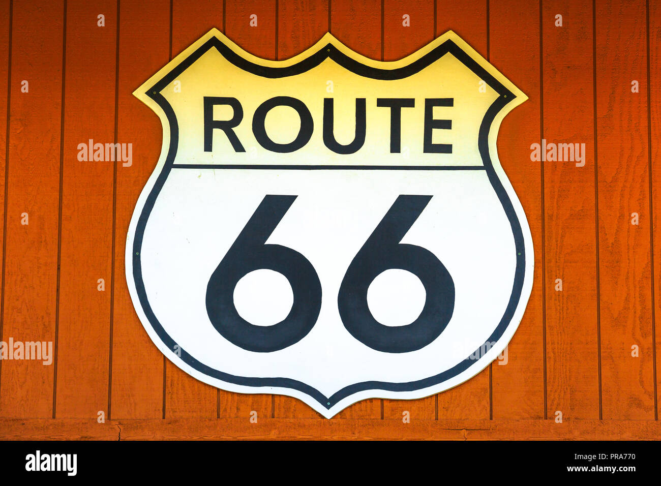 L'historique Route 66 signe de route sur un mur de bois à Barstow, Californie, célèbre carrefour entre Los Angeles et Las Vegas. La mère des routes ou soixante six arrière-plan. Banque D'Images