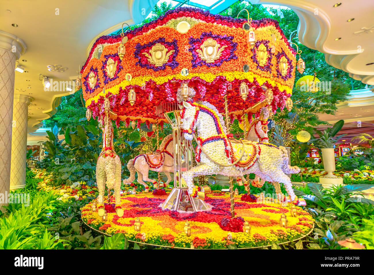 Las Vegas, Nevada, USA - Le 18 août 2018 : Français fleurs carrousel avec des chevaux à l'hôtel Wynn Casino Resort Hall, Las Vegas Strip.Preston Bailey's floral l'installation est faite de milliers de fleurs Banque D'Images