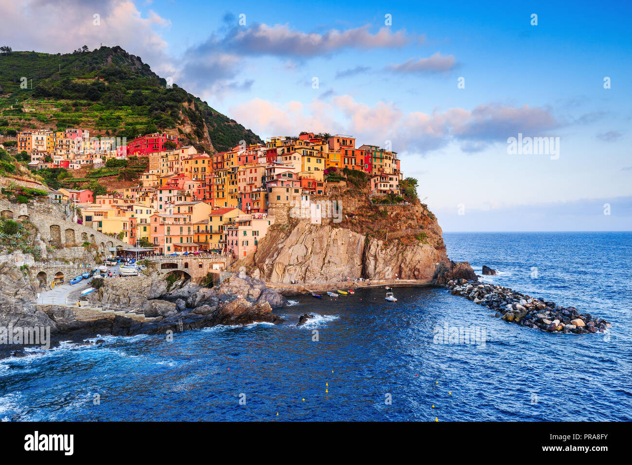 Manarola village au coucher du soleil. Parc National des Cinque Terre, la Ligurie en Italie. Banque D'Images