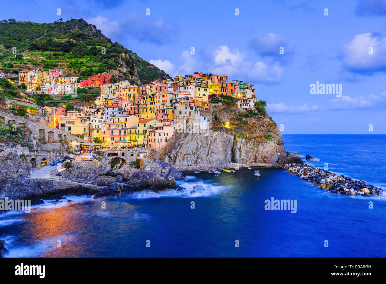 Manarola village au crépuscule. Parc National des Cinque Terre, la Ligurie en Italie. Banque D'Images