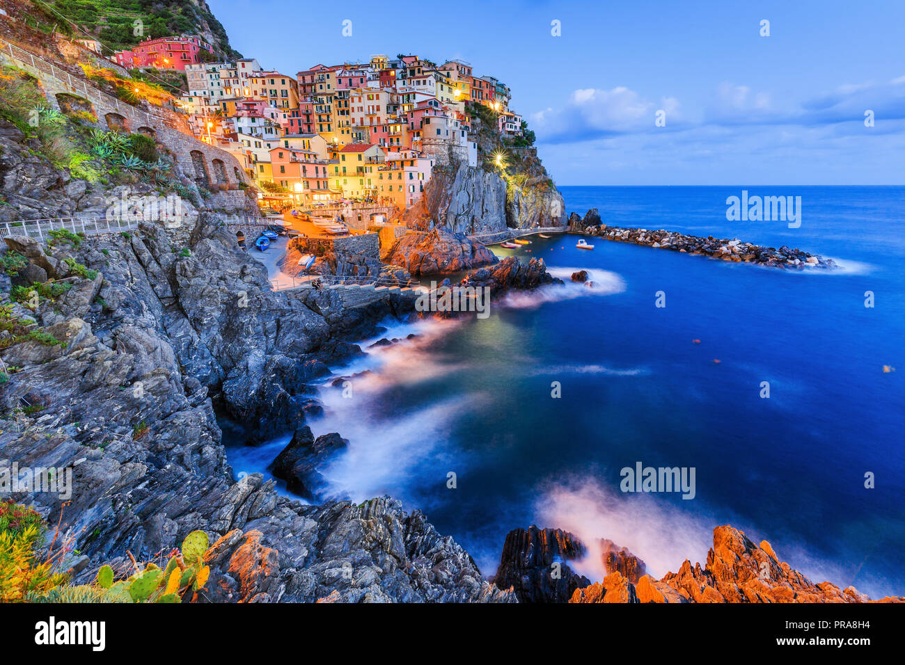 Manarola village au crépuscule. Parc National des Cinque Terre, la Ligurie en Italie. Banque D'Images