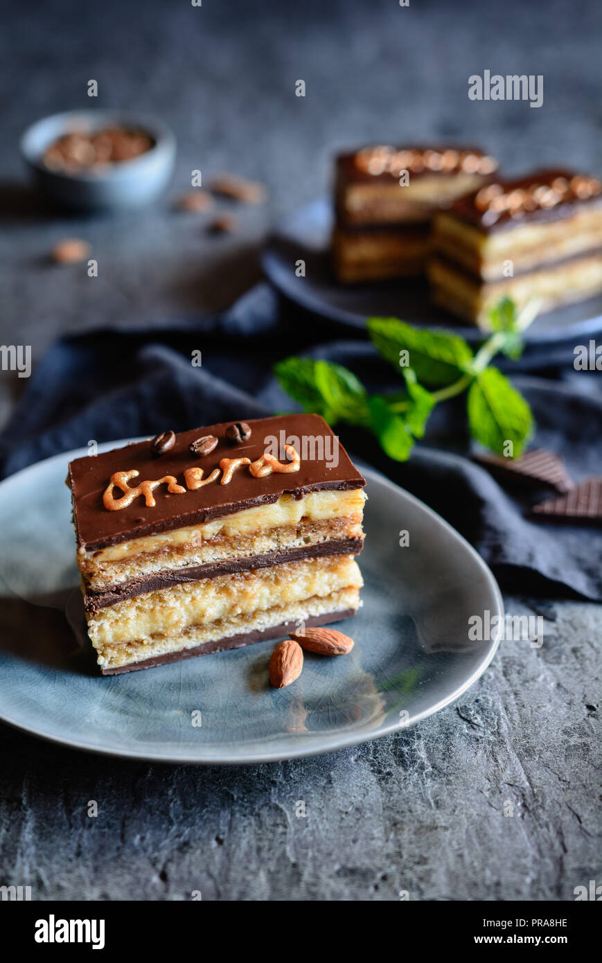 Tranches de gâteau Opéra traditionnel français Banque D'Images