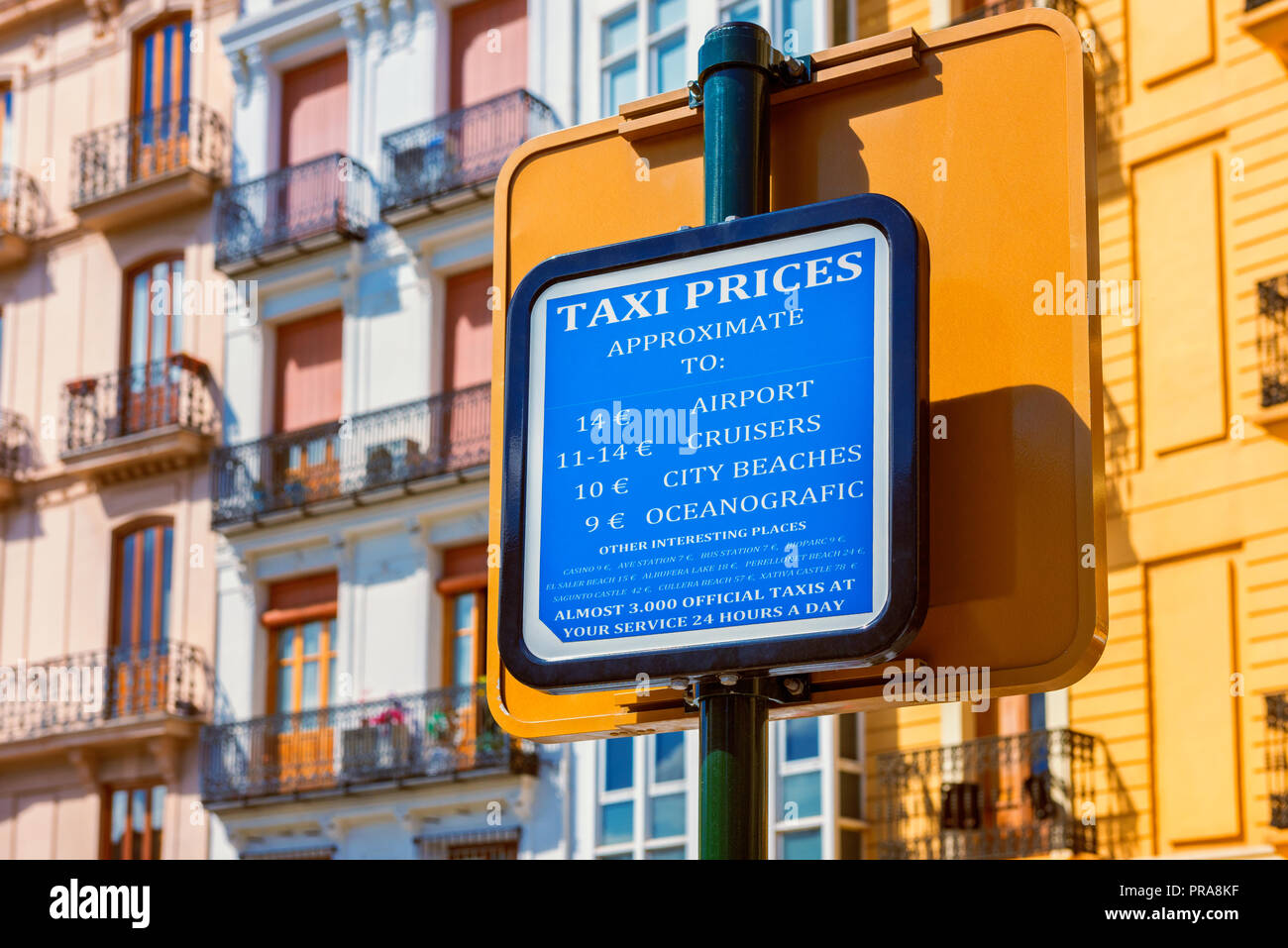 Prix Taxi Sign in Downtown District de Valence Espagne Banque D'Images