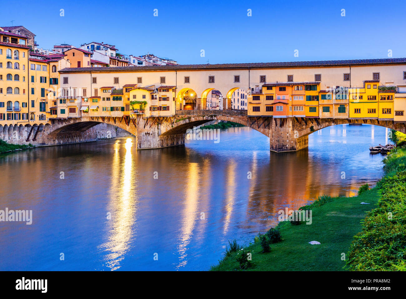 Florence, Italie. Le Ponte Vecchio sur l'Arno, au crépuscule. Banque D'Images