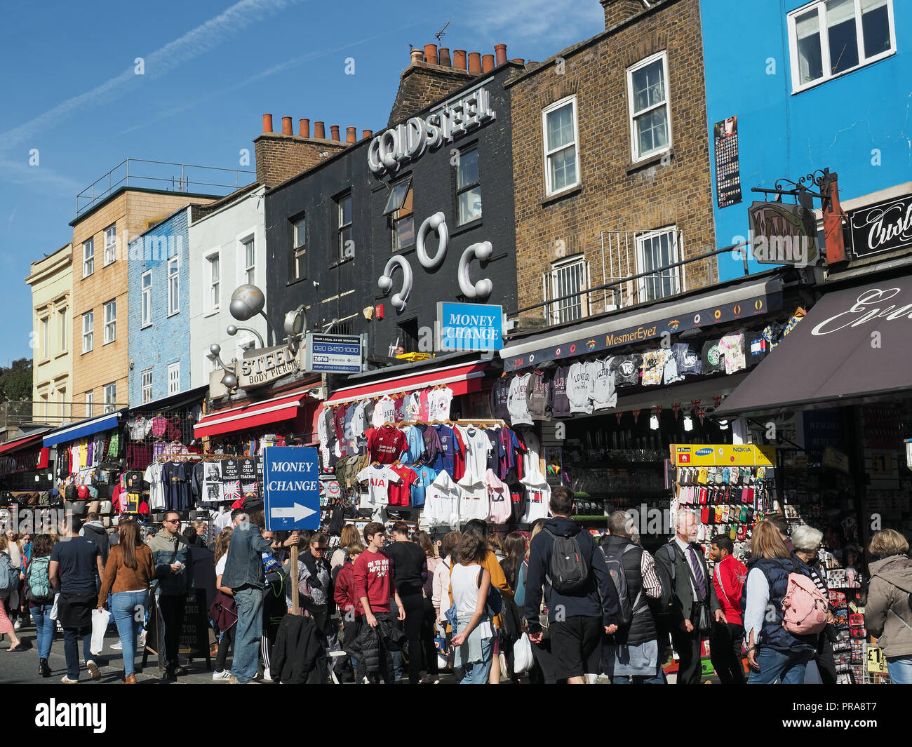 Avis de touristes et de shopping et l'entassement occupé Camden High Street à Londres UK Banque D'Images