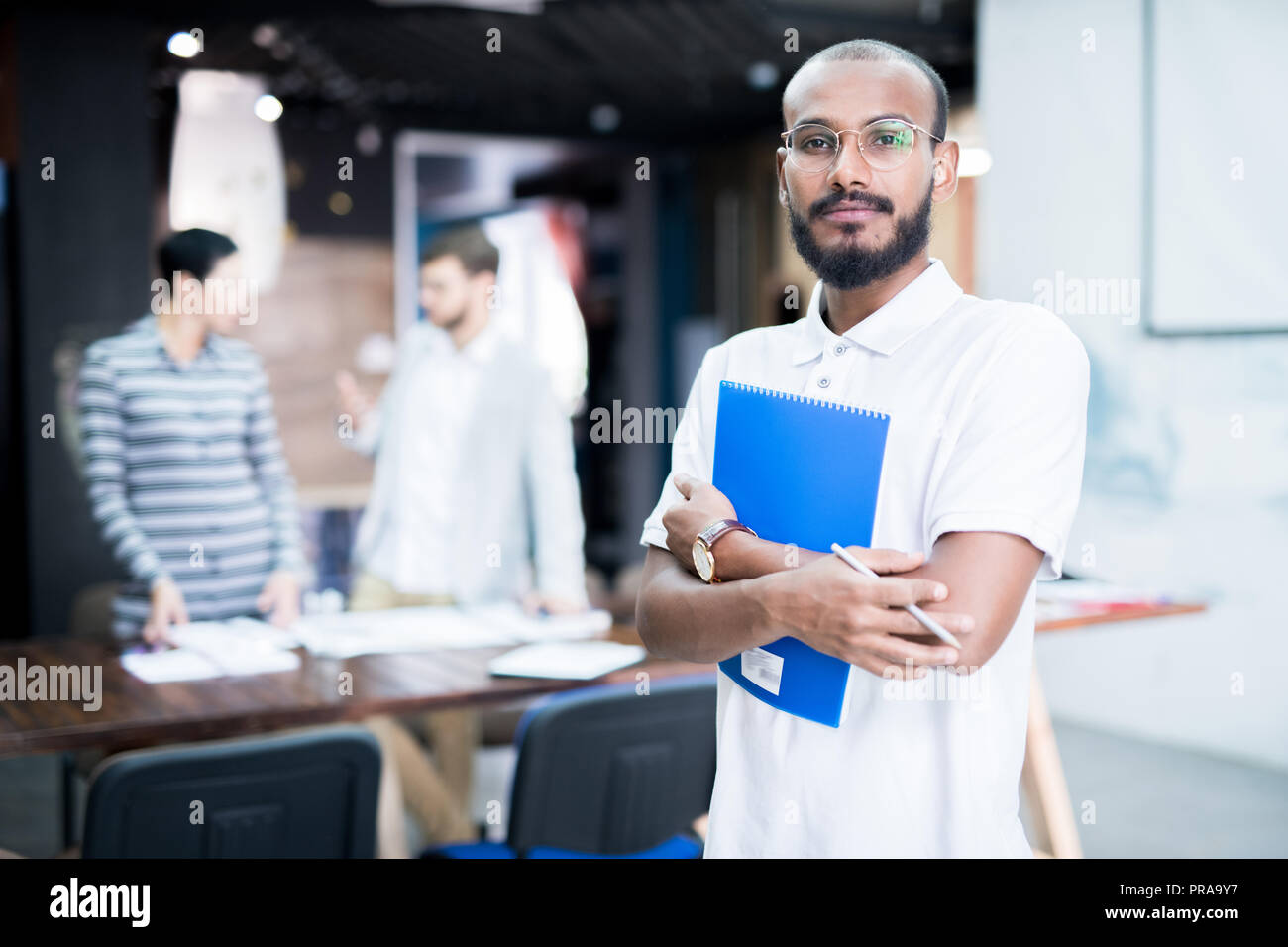 Serious mixed race student holding course Banque D'Images