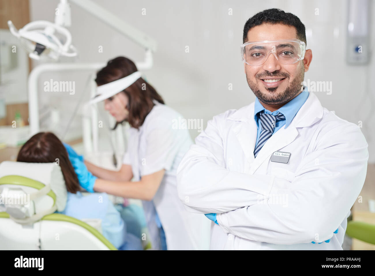 Dentiste du Moyen-Orient posing in Office Banque D'Images