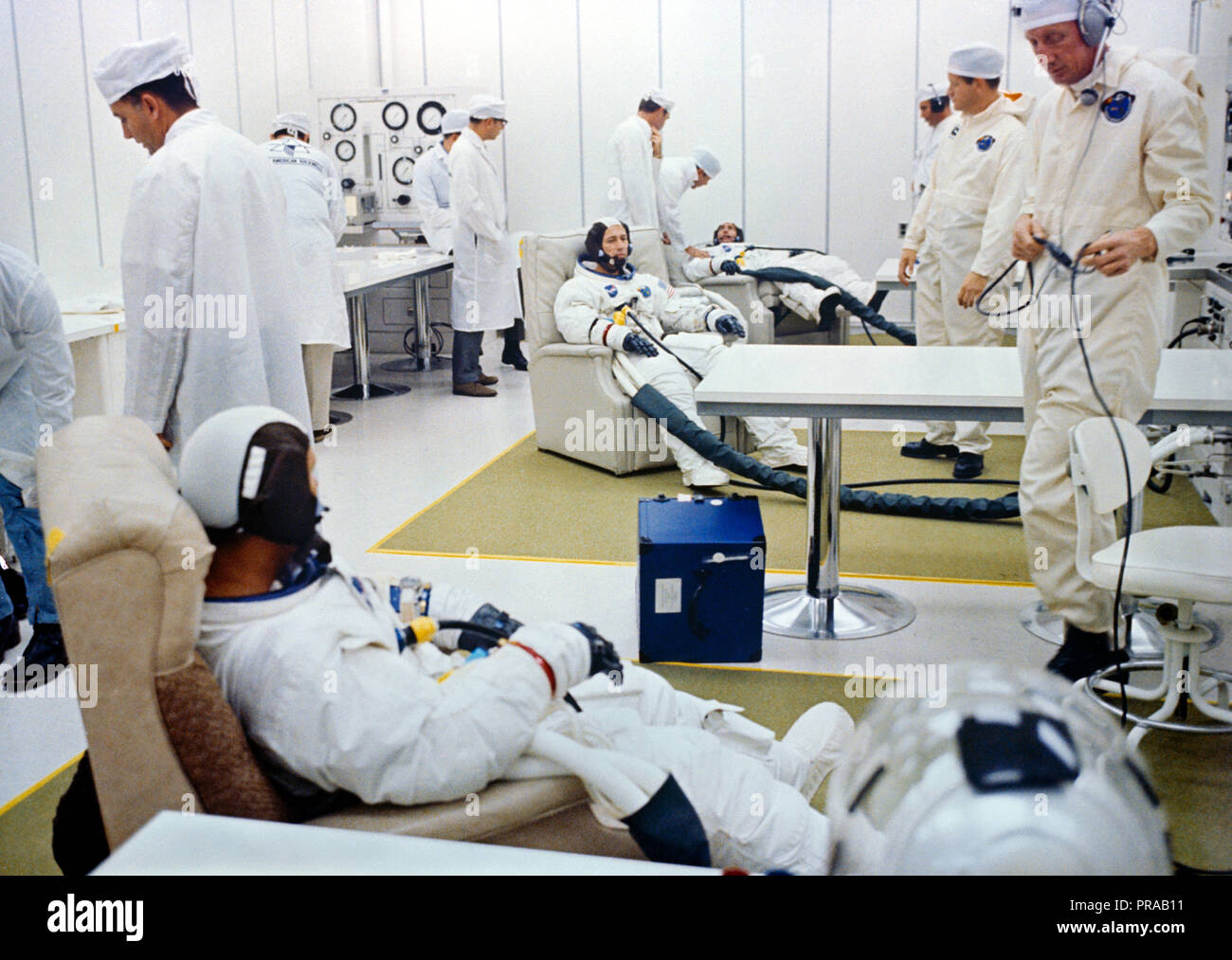 Le premier équipage Apollo 7 passe par l'aide à l'exploitation du Centre Spatial Kennedy Manned Spacecraft Operations Building au cours de la mission Apollo 7 Lancement de compte à rebours. De l'avant à l'arrière, sont des astronautes Walter M. Schirra Jr., commandant ; F. Donn Eisele, pilote du module de commande ; et Walter Cunningham, pilote du module lunaire. Banque D'Images