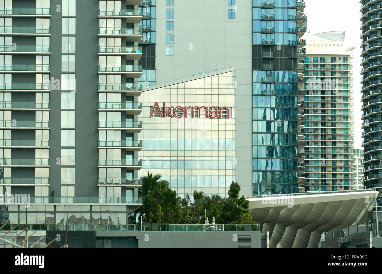 MIAMI, USA - 22 août 2018 : logo Akerman sur un bâtiment à Miami. Akerman est un cabinet d'avocats de Miami, Floride fondée en 1920 Banque D'Images