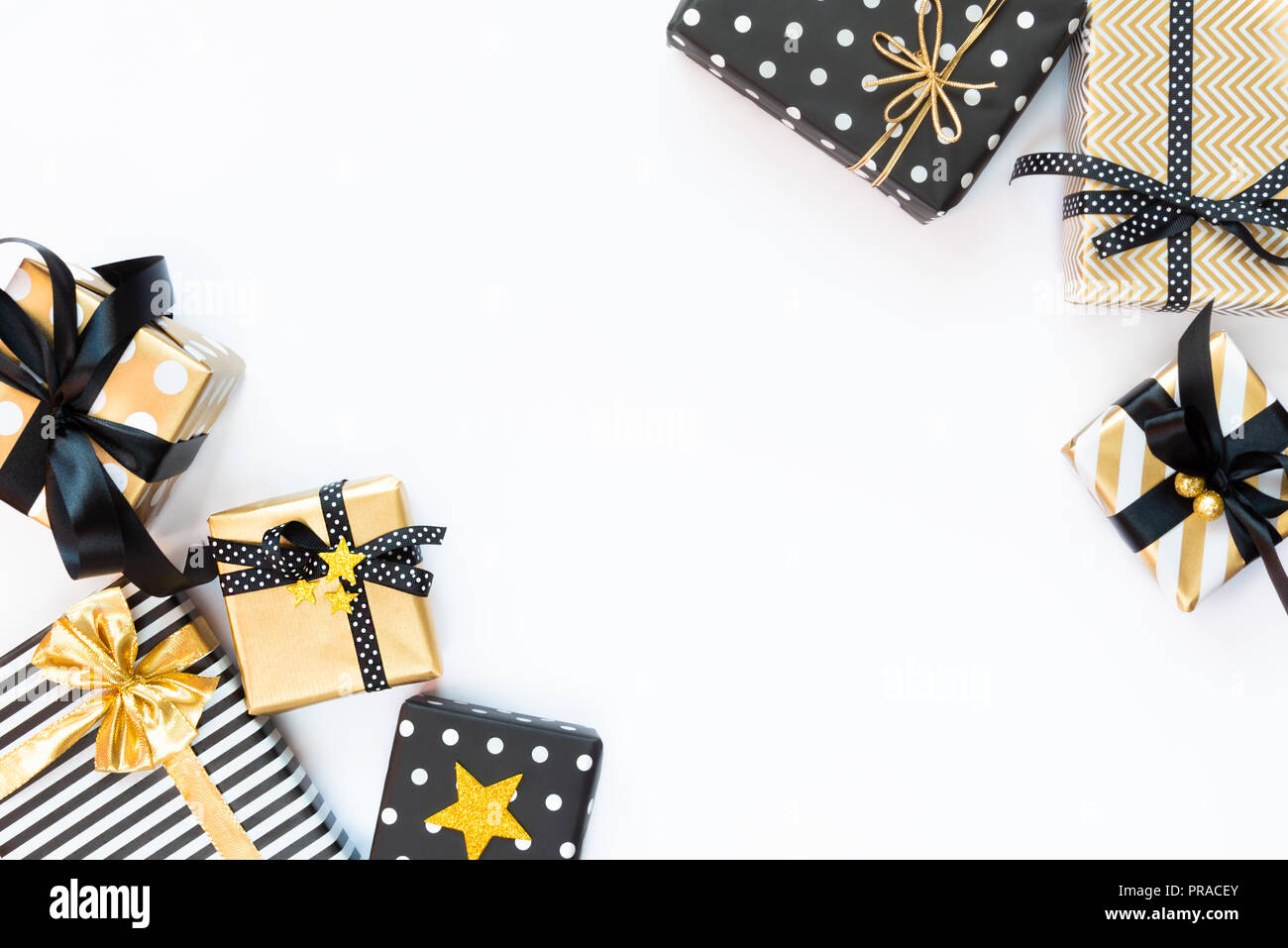 Vue de dessus de boîtes-cadeaux dans différents coloris noir, blanc et doré. Mise à plat, l'espace de copie. Un concept de Noël, Nouvel An, fête l'événement. Banque D'Images