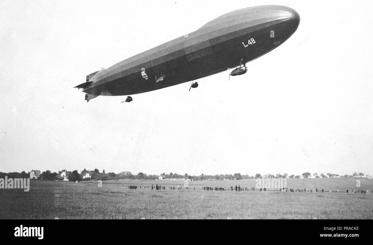 Type L-48 (L.Z.95') 2 000 000 pieds cubes, 67,3 miles par heure. 1200 H.P. (5 moteurs) 39 tonnes - construit en mai 1917 Banque D'Images