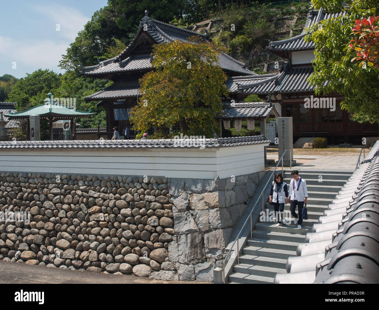 Henro pèlerins descendant des escaliers, Taisanji 56 temple, temple 88 Shikoku pèlerinage, Ehime, au Japon Banque D'Images