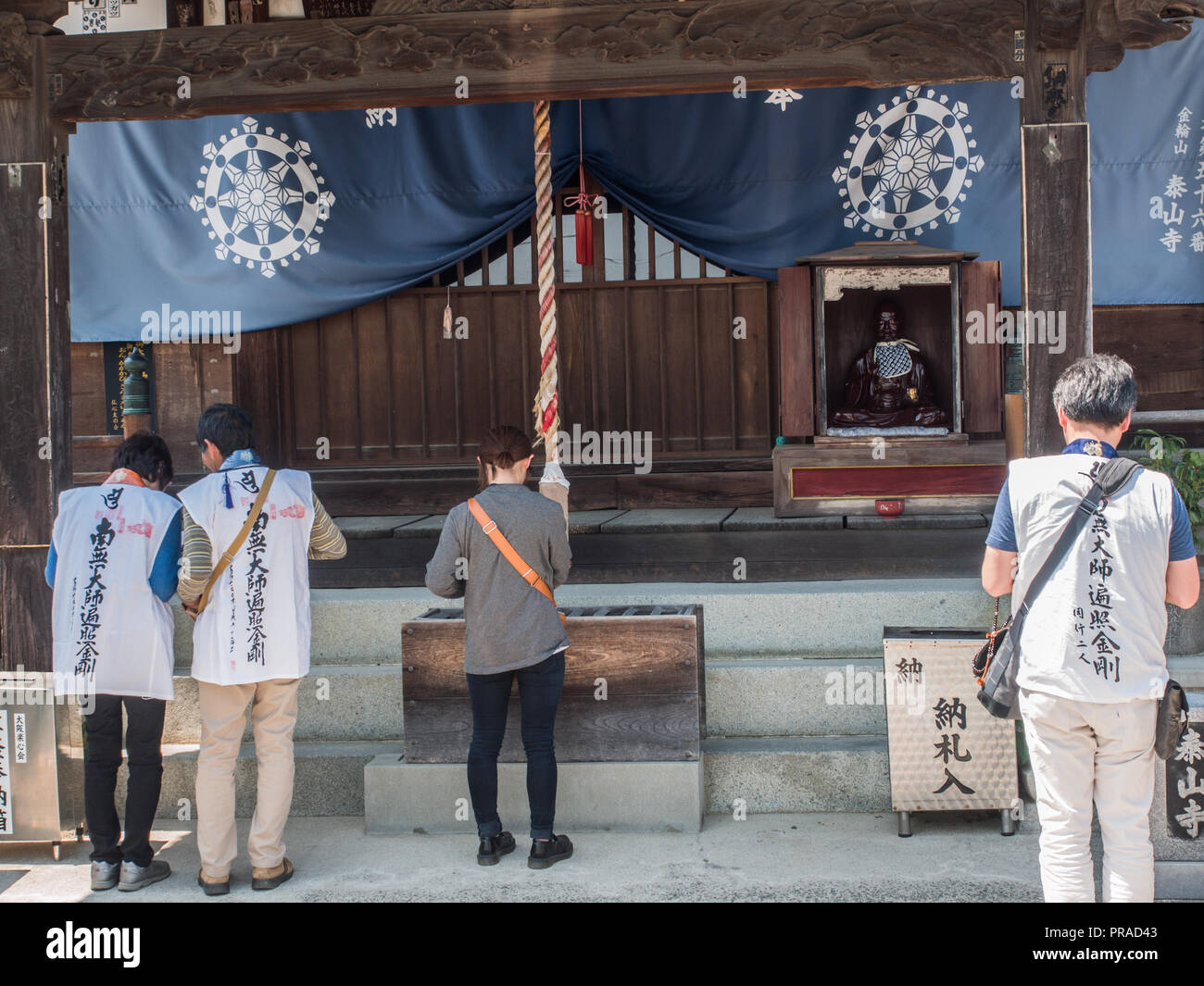 Pèlerins priant Taisanji Henro, temple, temple 88 56 Shikoku pèlerinage, Japon, Ehime Banque D'Images