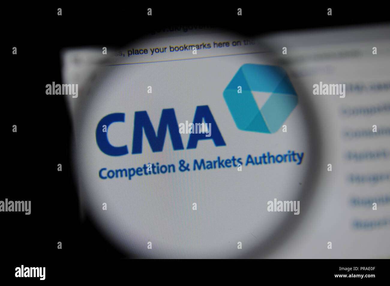 L'autorité de la concurrence et les marchés (CMA) site web vu à travers une loupe Banque D'Images
