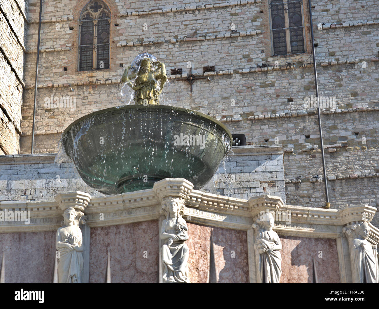 Perugia Ombrie Italie. La Fontana Maggiore (1275-1278) par Arnolfo di Cambio et décoration, bas-reliefs et statue par Nicola et Giovanni Pisano. Banque D'Images