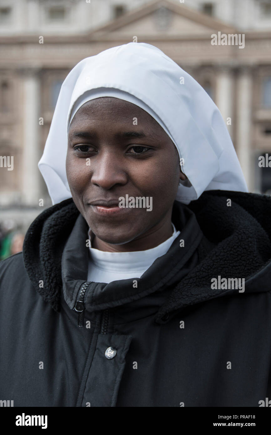 Cité du Vatican 2013. Pilgrim participant à la dernière prière de l'Angélus du Pape Benoît XV Banque D'Images