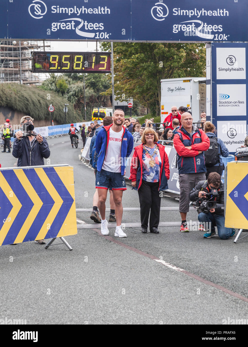 Go, l'athlète et le maire Richard Kilty attendre pour commencer la la Simplyhealth Grand Tees 10 K Course sur le chemin Riverside, Stockton on Tees,Angleterre,UK Banque D'Images