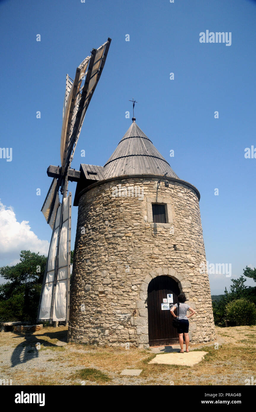 Le moulin de St Elzear de Montfuron sur une colline en dehors du village du même nom les Alpes de Haute Provence dans le sud de la France. Banque D'Images