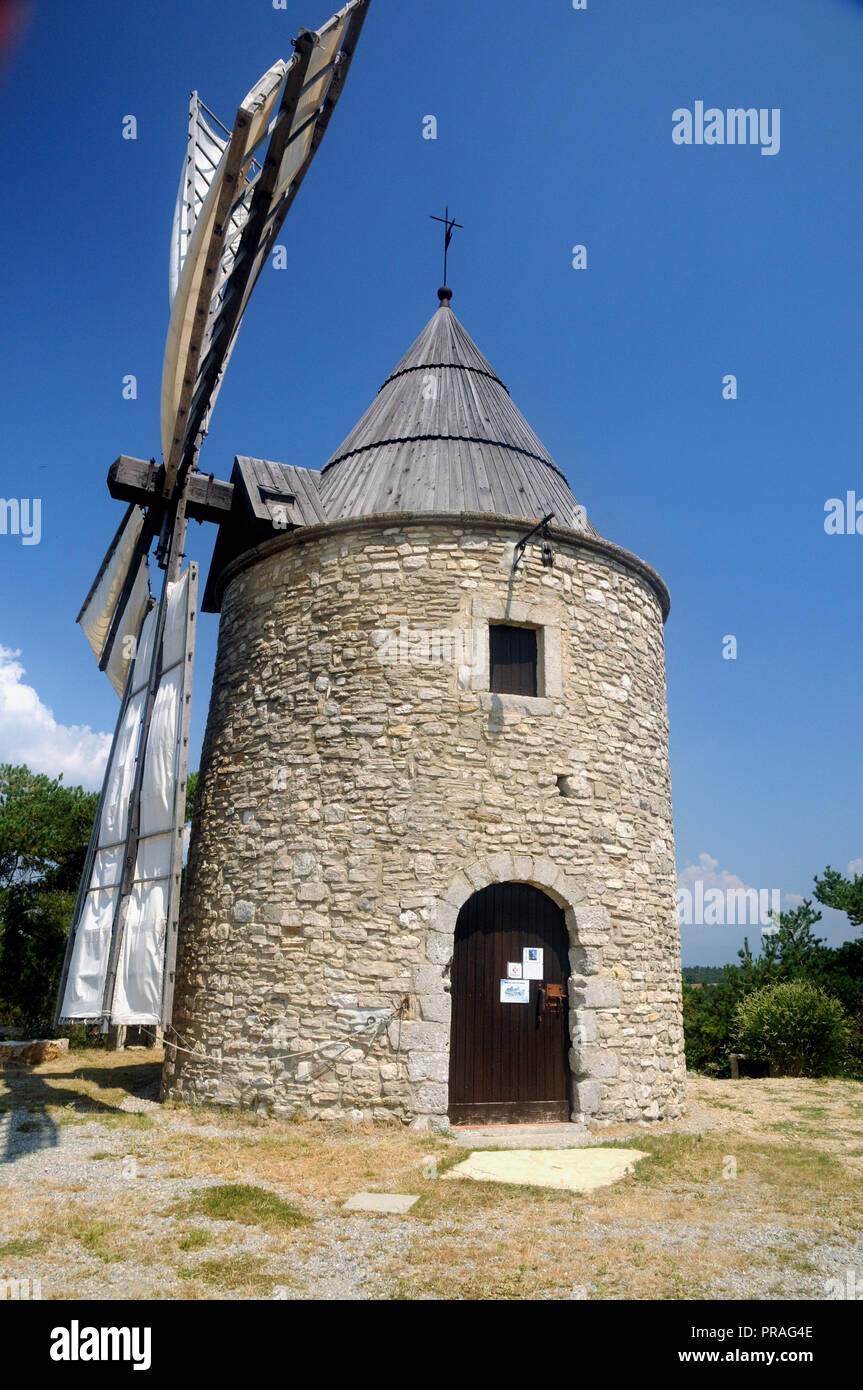 Le moulin de St Elzear de Montfuron sur une colline en dehors du village du même nom les Alpes de Haute Provence dans le sud de la France. Banque D'Images