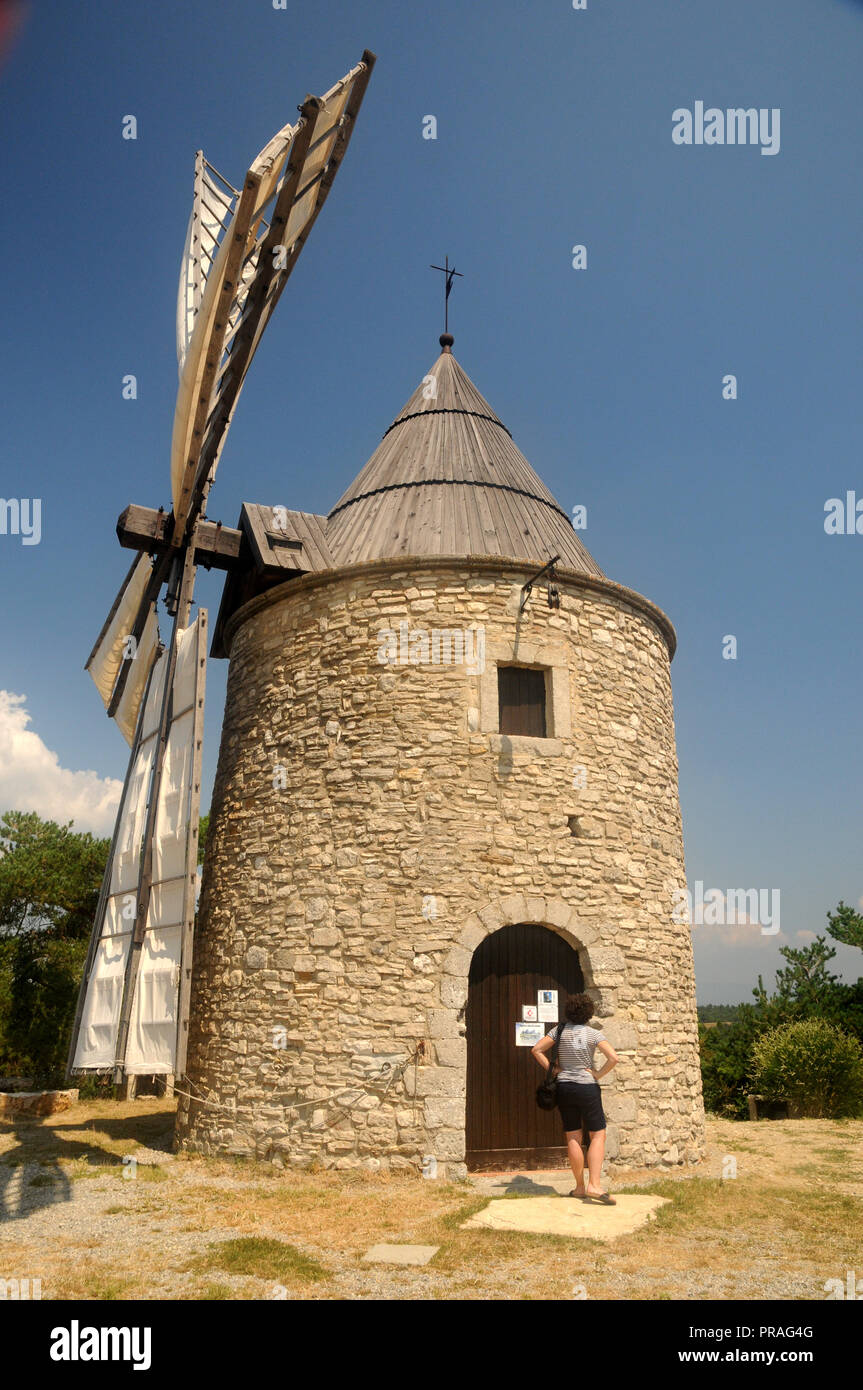 Le moulin de St Elzear de Montfuron sur une colline en dehors du village du même nom les Alpes de Haute Provence dans le sud de la France. Banque D'Images