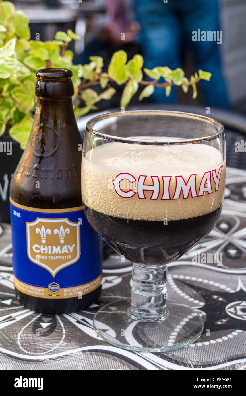 Une bouteille et un verre de bière trappiste de Chimay Bleu L'Univers bar table, Bergues, Nord Pas de Calais, hauts de France, France Banque D'Images