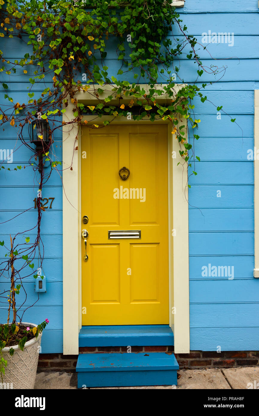 USA Maryland Baltimore Fells Point coloré MD porte avant pour un vieux jumelées Banque D'Images