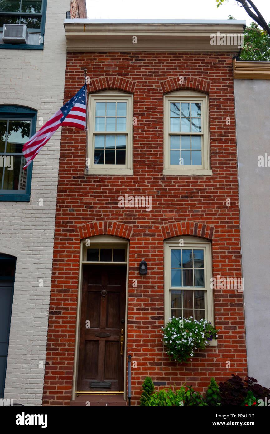 USA Maryland Baltimore MD Fells Point extérieur d'une vieille brique en rangée étroite avec le drapeau américain Banque D'Images