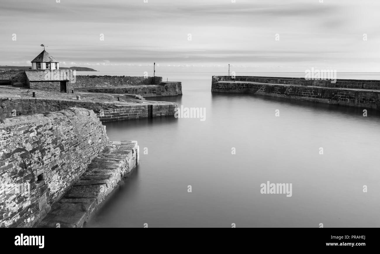 L'eau tranquille, port de Charlestown, Cornwall Banque D'Images