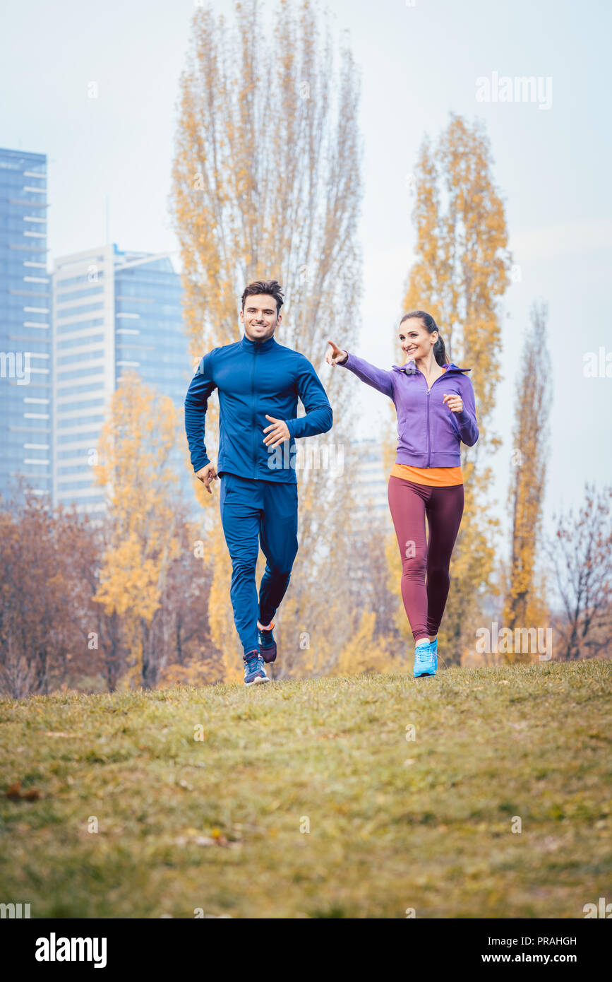 Jogging urbain - couple fonctionnant en ville d'automne Banque D'Images