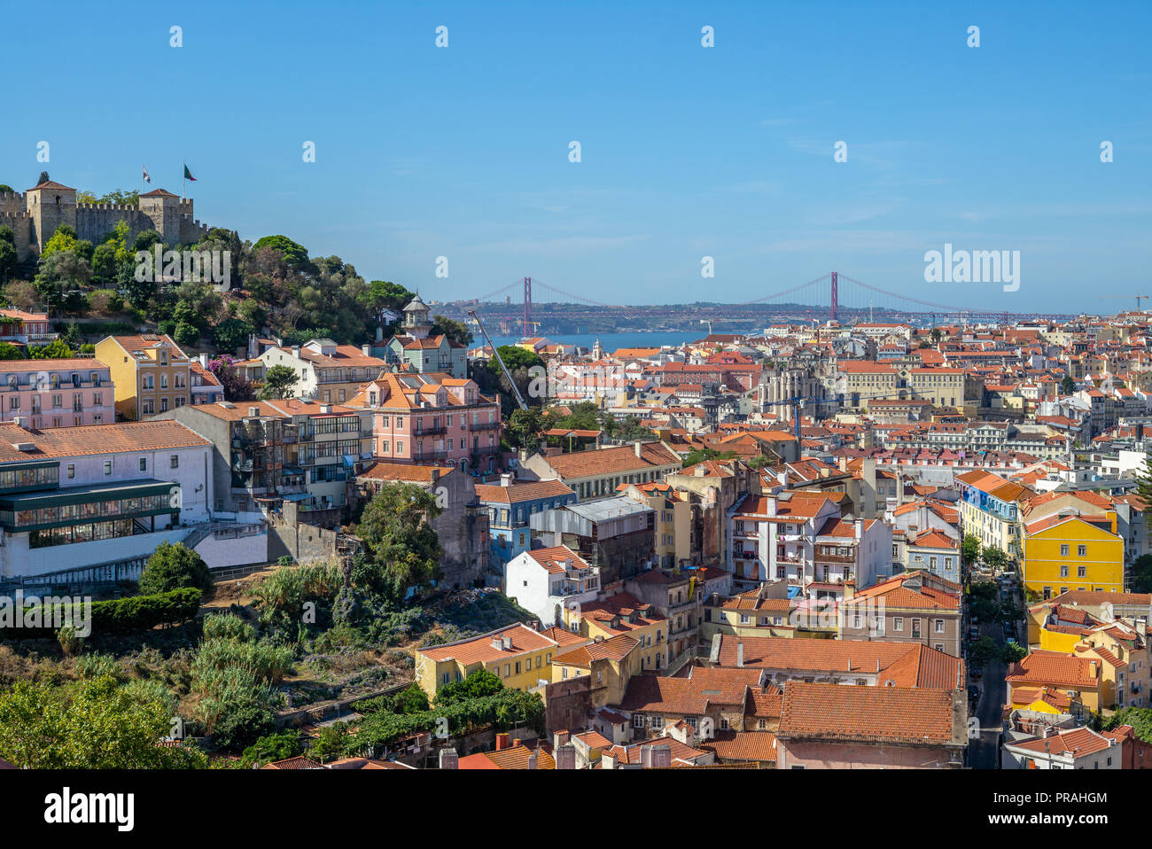 Des toits de Lisbonne et château Saint George Banque D'Images