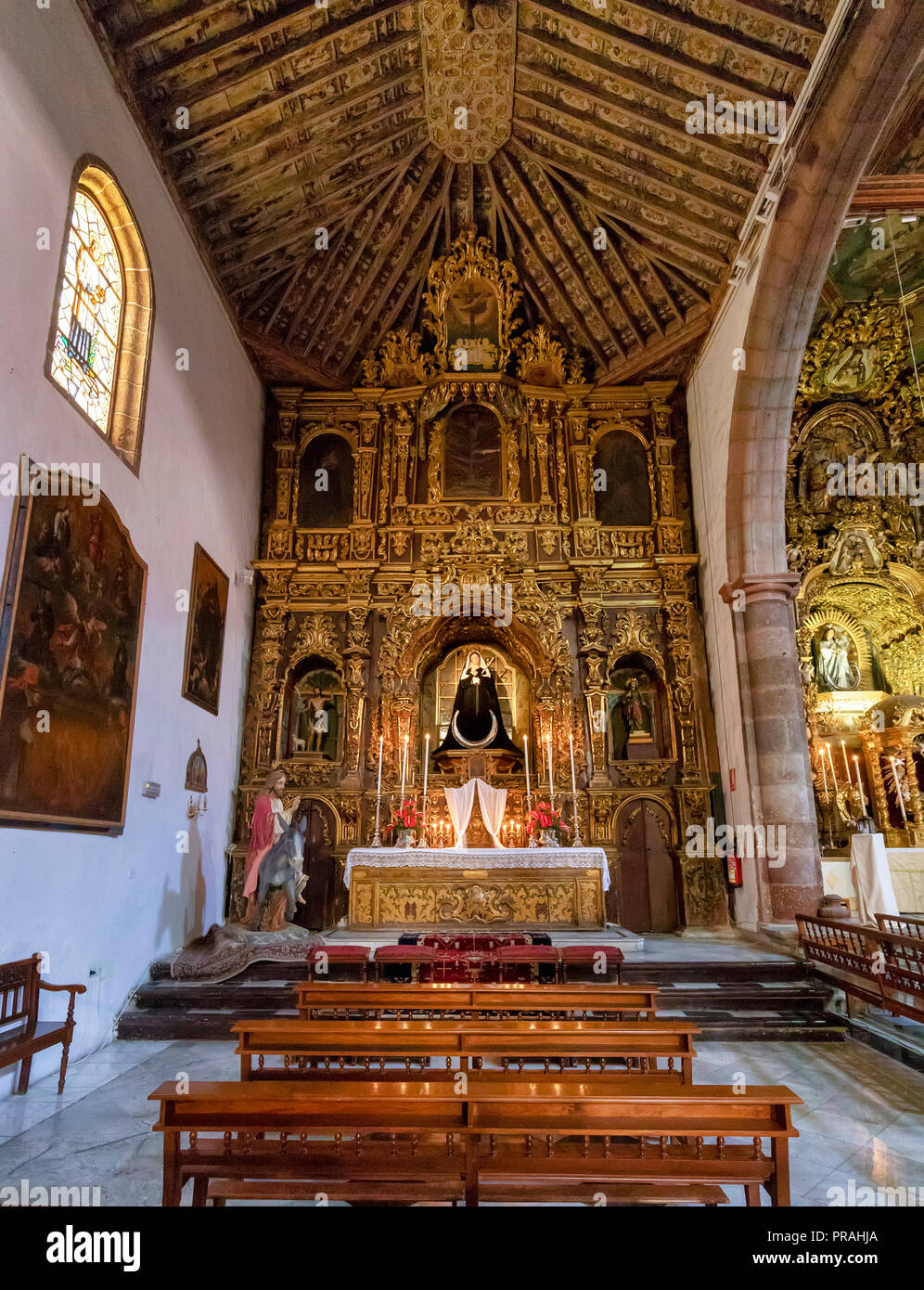 TENERIFE, ESPAGNE - 20 août : la paroisse de San Francisco de Asís Church (Église de Saint François d'assise) est vu de l'intérieur de Santa Cruz de Tenerife le 20 août 2018 à Tenerife, Espagne. Cette église était à l'origine un couvent franciscain et est maintenant la deuxième plus importante église de la ville, après l'église de la conception. Banque D'Images