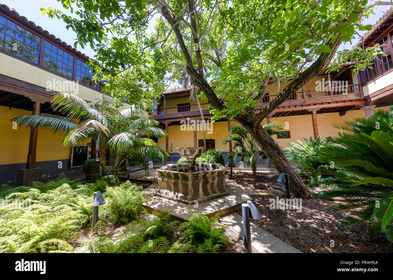 TENERIFE, ESPAGNE - 20 août : (NOTE DU RÉDACTEUR : Image a été retouchées numériquement.) La cour de la casa maison Alvarado-Bracamonte est vu la Calle Obispo Rey street à San Cristóbal de La Laguna le 20 août 2018 à Tenerife, Espagne. San Cristóbal de La Laguna a été l'ancienne capitale de l'île, et cela fait partie du patrimoine mondial de l'UNESCO. Banque D'Images