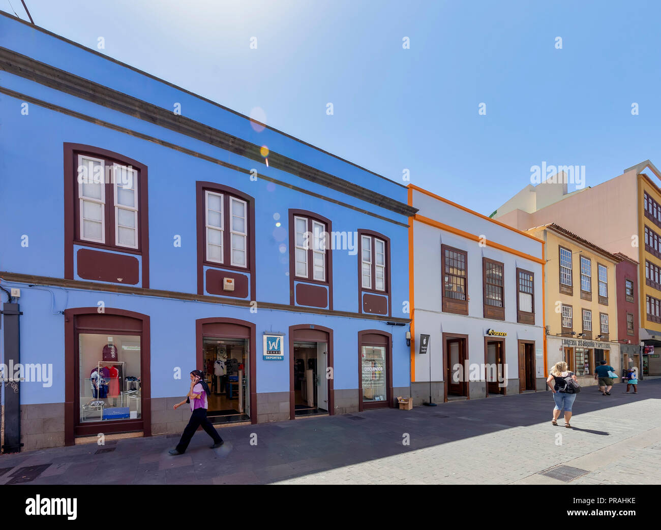 TENERIFE, ESPAGNE - 20 août : (NOTE DU RÉDACTEUR : Image a été retouchées numériquement.) On marche sur la Calle Obispo Rey Redondo street à San Cristóbal de La Laguna le 20 août 2018 à Tenerife, Espagne. San Cristóbal de La Laguna a été l'ancienne capitale de l'île, et cela fait partie du patrimoine mondial de l'UNESCO. Banque D'Images