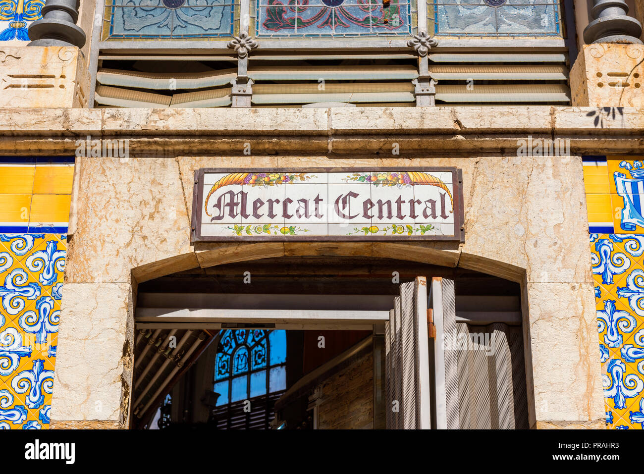 Panneau d'entrée à l'Mercado Central (Marché Central) à Valence, en Espagne. Il a été achevé en 1928. Banque D'Images
