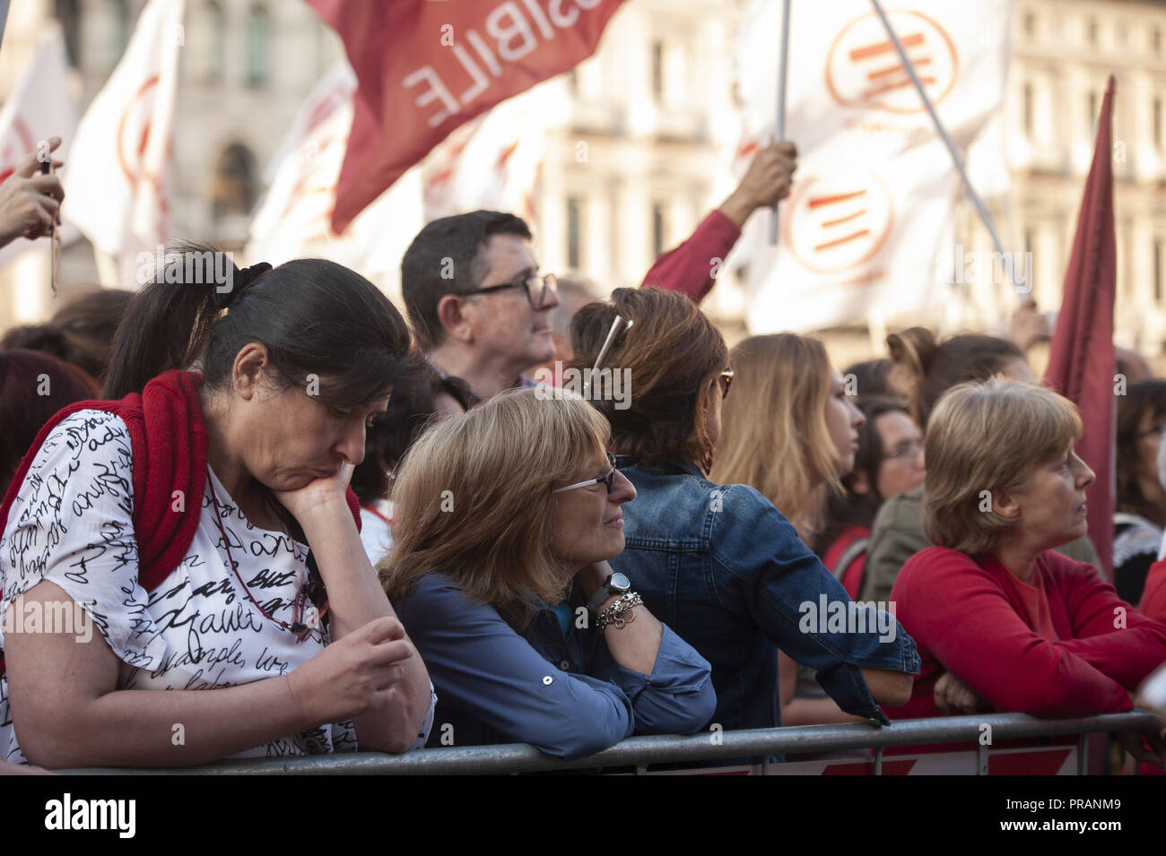 Milan, MI, Italie. Sep 30, 2018. Les protestataires vu debout à la place de la cathédrale pendant la manifestation.L'intolérance zéro (Intolleranza zéro) - anti-raciste protester contre l'augmentation de l'atmosphère raciste et xénophobe en Italie, l'ANPI, l'ANED et il était organisé par le groupe Sentinelli di Milano en place du Duomo. Credit : Valeria Ferraro SOPA/Images/ZUMA/Alamy Fil Live News Banque D'Images