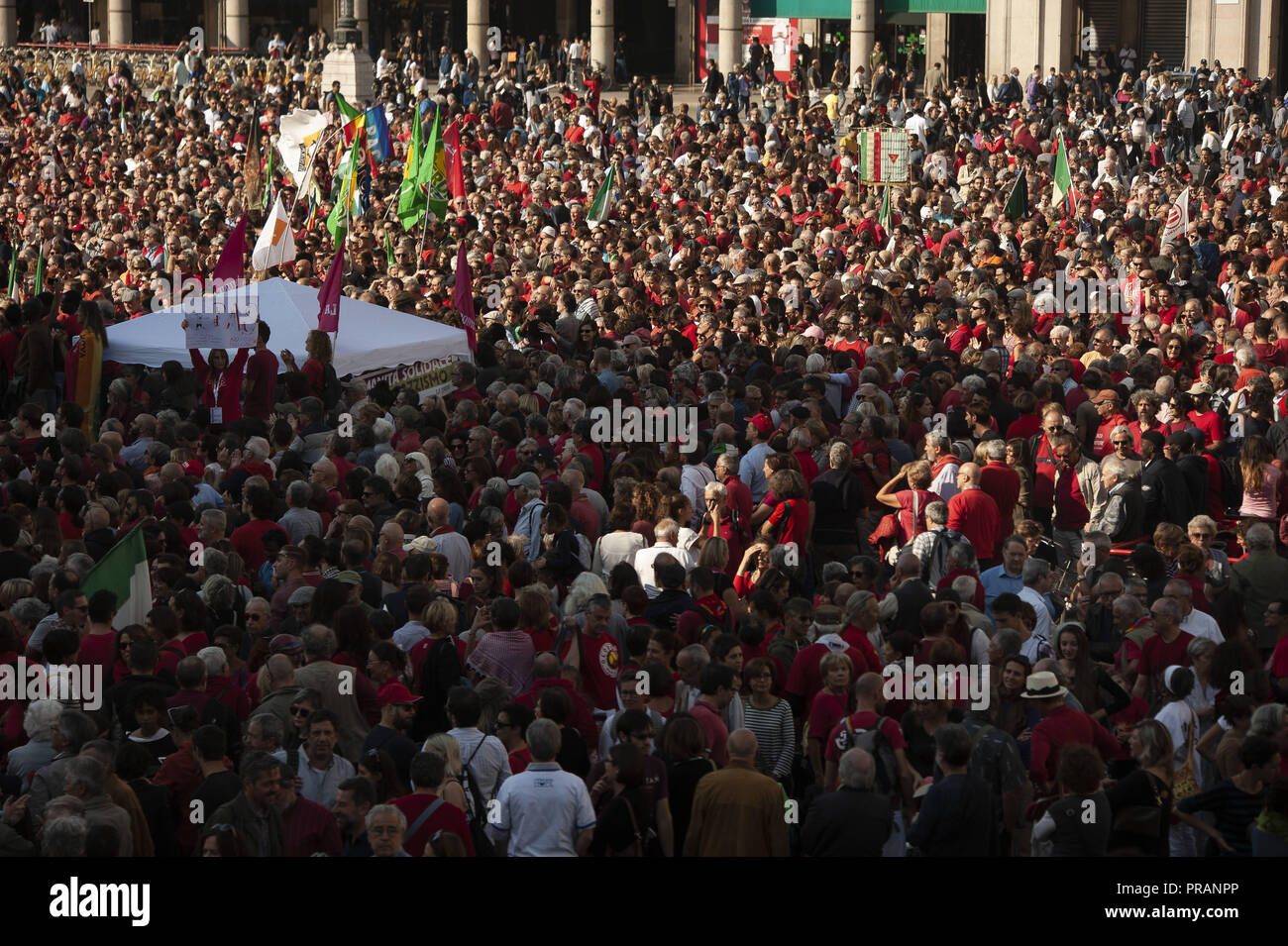 Milan, MI, Italie. Sep 30, 2018. Vu les manifestants rassemblement à la place de la cathédrale pendant la manifestation.L'intolérance zéro (Intolleranza zéro) - anti-raciste protester contre l'augmentation de l'atmosphère raciste et xénophobe en Italie, l'ANPI, l'ANED et il était organisé par le groupe Sentinelli di Milano en place du Duomo. Credit : Valeria Ferraro SOPA/Images/ZUMA/Alamy Fil Live News Banque D'Images