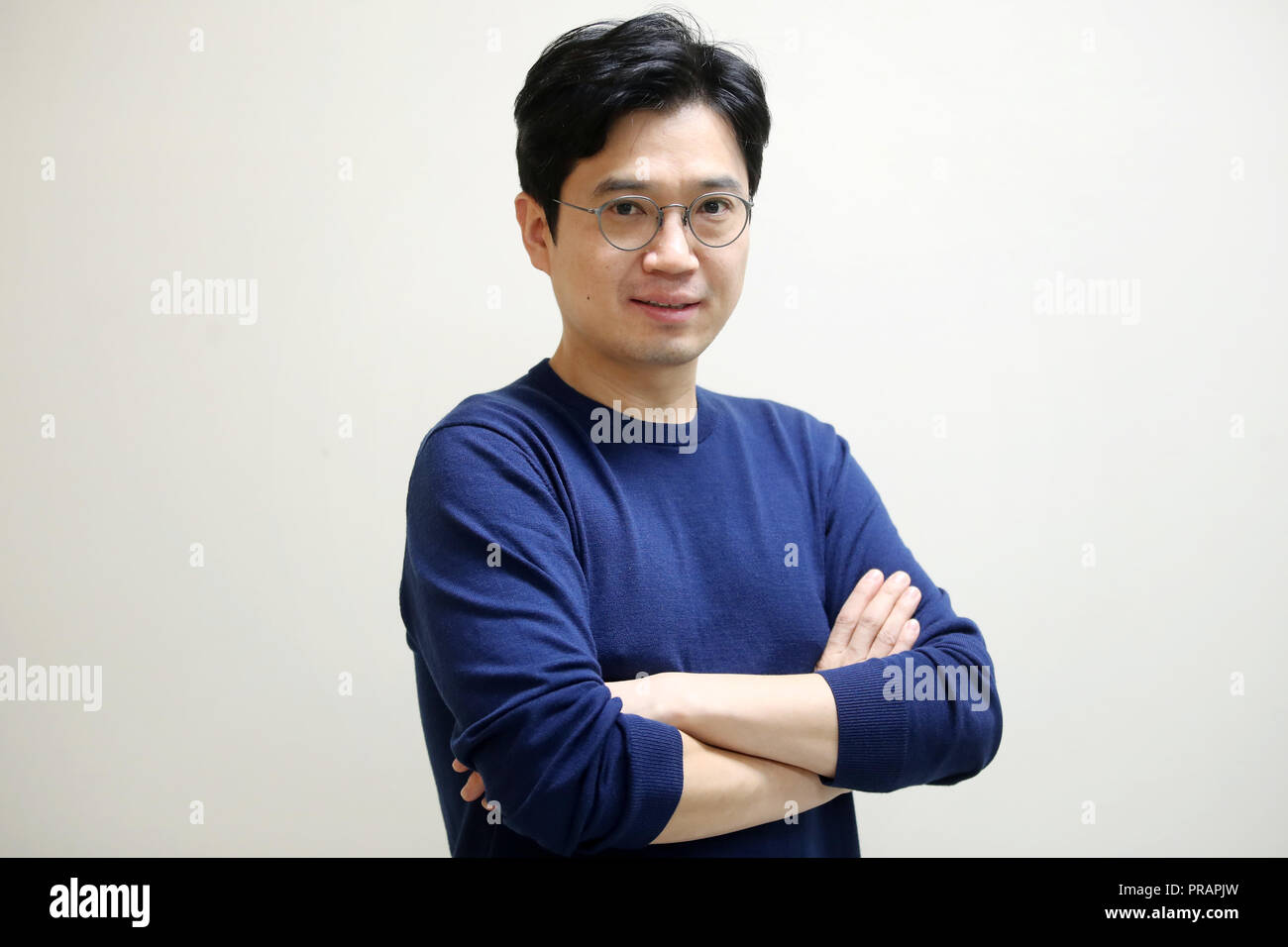 06Th Oct, 2018. S. producteur coréen Moon Tae-joo producteur sud-coréen Moon Tae-joo pose pour une photo avant une entrevue avec Agence Yonhap News pour le programme TV de l'oomi 'Accompagnement' à Séoul le 30 septembre 2018. Le premier épisode de l'émission a été diffusée par le réseau câblé de télévision locale tvN, le 6 juin. Credit : Newcom/Alamy/Yonhap News Live Banque D'Images